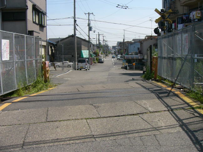 かつての阪和貨物線の踏み切り　柵が設けられている